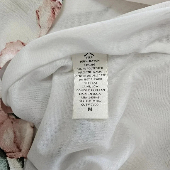 NWT Everly floral shorts romper spaghetti strap with v-neck and tie waist rose - Picture 5 of 6